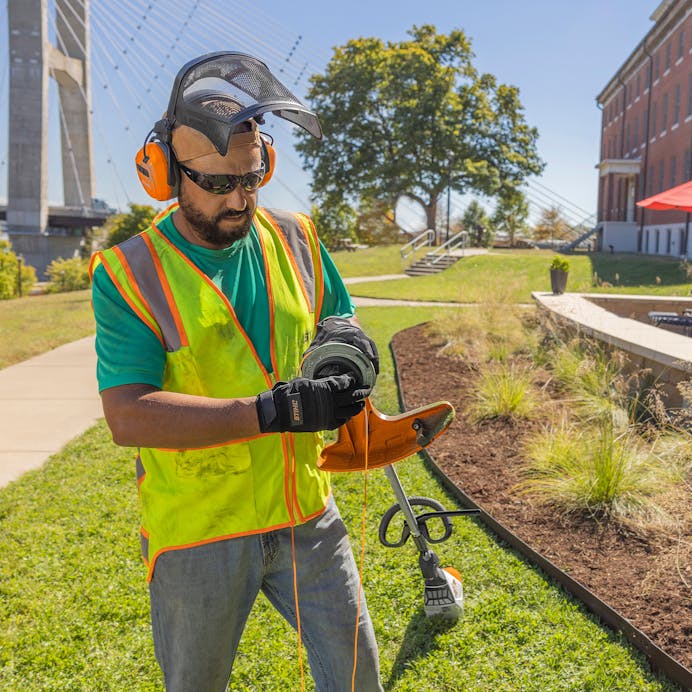 STIHL® FSA 135 R 2 AP 300 S Batteries AL 301 charger