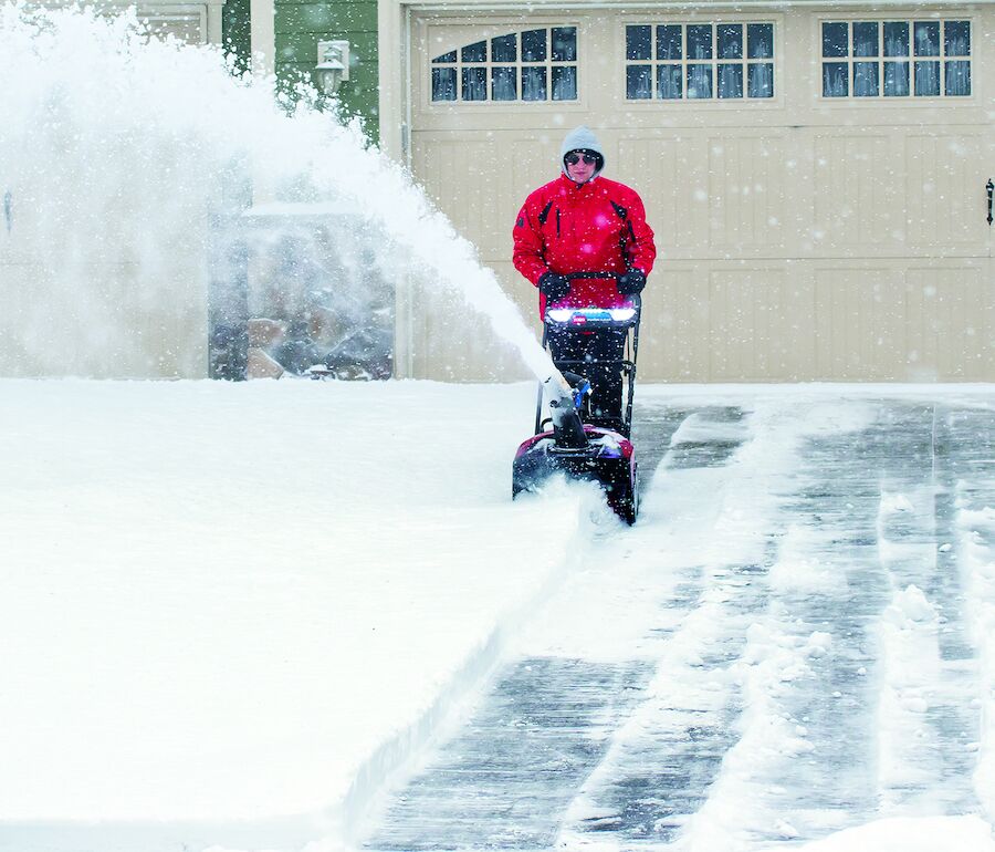 Toro 21 in. (53 cm) Power Clear® e21 60V* Snow Blower with (2) 6.0Ah Batteries and Charger (39902)